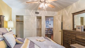 Arboretum Large bedroom with Drawers and a Ceiling fan